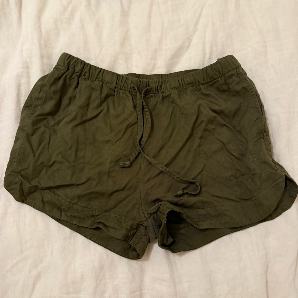 ✨ RVCA Like New Yume Elastic Shorts in Dark Olive ✨ - Picture 3 of 4